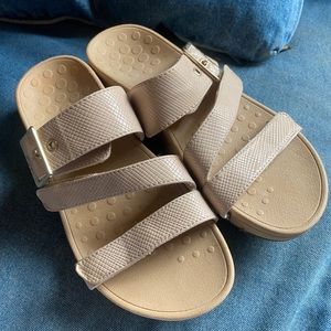 Vionic Rio Sandals Cream colored Lizard pattern. EUC